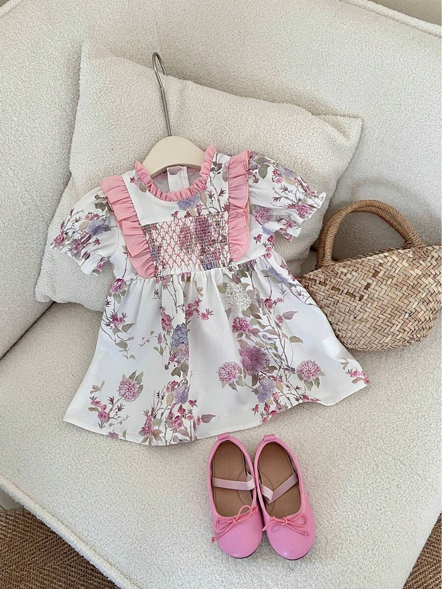 SHEIN فستان قصير ذو أكمام قصيرة مع طية مطاطية على الحافة بثنيات من الزهور المطرزة على الرقبة الدائرية لطفلة صغيرة، بسحّاب مُخفي، جميل وعصري ومريح، طراز جديد مناسب للربيع والصيف. - متعدد الألوان - مشاهدة 1
