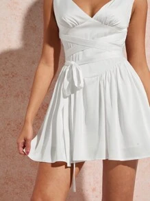 SHEIN BAE Vestido de verano para mujer en color blanco satinado con nudo, escote en V profundo, tirantes ajustables, sólido, adecuado para vacaciones en la playa, citas románticas, fiestas y cócteles ligeros