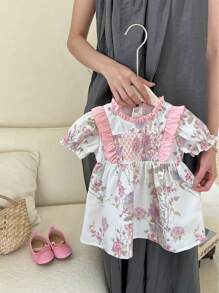 SHEIN فستان قصير ذو أكمام قصيرة مع طية مطاطية على الحافة بثنيات من الزهور المطرزة على الرقبة الدائرية لطفلة صغيرة، بسحّاب مُخفي، جميل وعصري ومريح، طراز جديد مناسب للربيع والصيف. - متعدد الألوان - مشاهدة 3