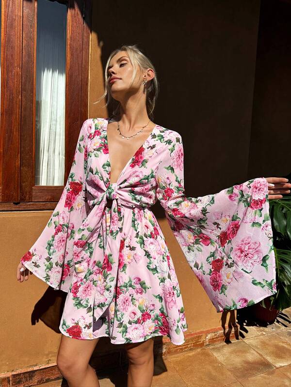 SHEIN VCAY Vestido corto para mujer con mangas de campana y estampado floral para vacaciones con lazo delantero
