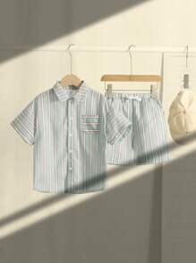 SHEIN 2 Stücke Set aus atmungsaktivem Leinenhemd mit kurzen Ärmeln und Shorts mit bunten Streifen für kleine Jungen, geeignet für Outdoor-Aktivitäten, Urlaub, Zusammenkünfte, Schule und Zuhause, Frühling und Sommer