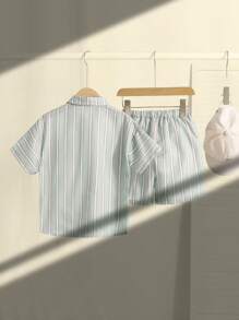 SHEIN 2 Stücke Set aus atmungsaktivem Leinenhemd mit kurzen Ärmeln und Shorts mit bunten Streifen für kleine Jungen, geeignet für Outdoor-Aktivitäten, Urlaub, Zusammenkünfte, Schule und Zuhause, Frühling und Sommer