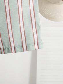 SHEIN 2 Stücke Set aus atmungsaktivem Leinenhemd mit kurzen Ärmeln und Shorts mit bunten Streifen für kleine Jungen, geeignet für Outdoor-Aktivitäten, Urlaub, Zusammenkünfte, Schule und Zuhause, Frühling und Sommer