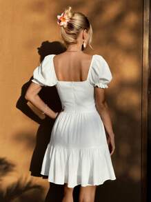SHEIN VCAY Vestido de vacaciones para mujer de manga corta con dobladillo con volantes y cuello en forma de corazón de unicolor