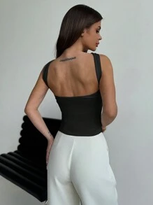Aloruh Top sexy sin mangas con corte bajo para conciertos/calle/vacaciones de primavera/verano, decorado con hebilla de metal cruzada para chica coqueta