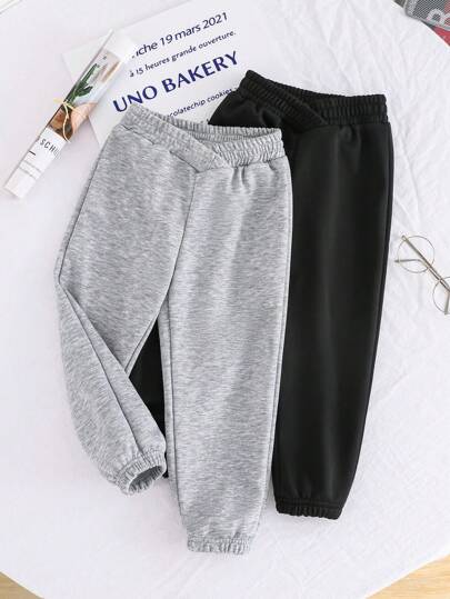 SHEIN Explorewe 这款两件装女童休闲百搭时尚运动裤，采用灰色和黑色拼接设计，既时尚又实用，能让您的小潮人穿出靓丽风采。腰部独特的交叉设计，为这款运动裤增添了一丝精致现代感，有别于传统款式。