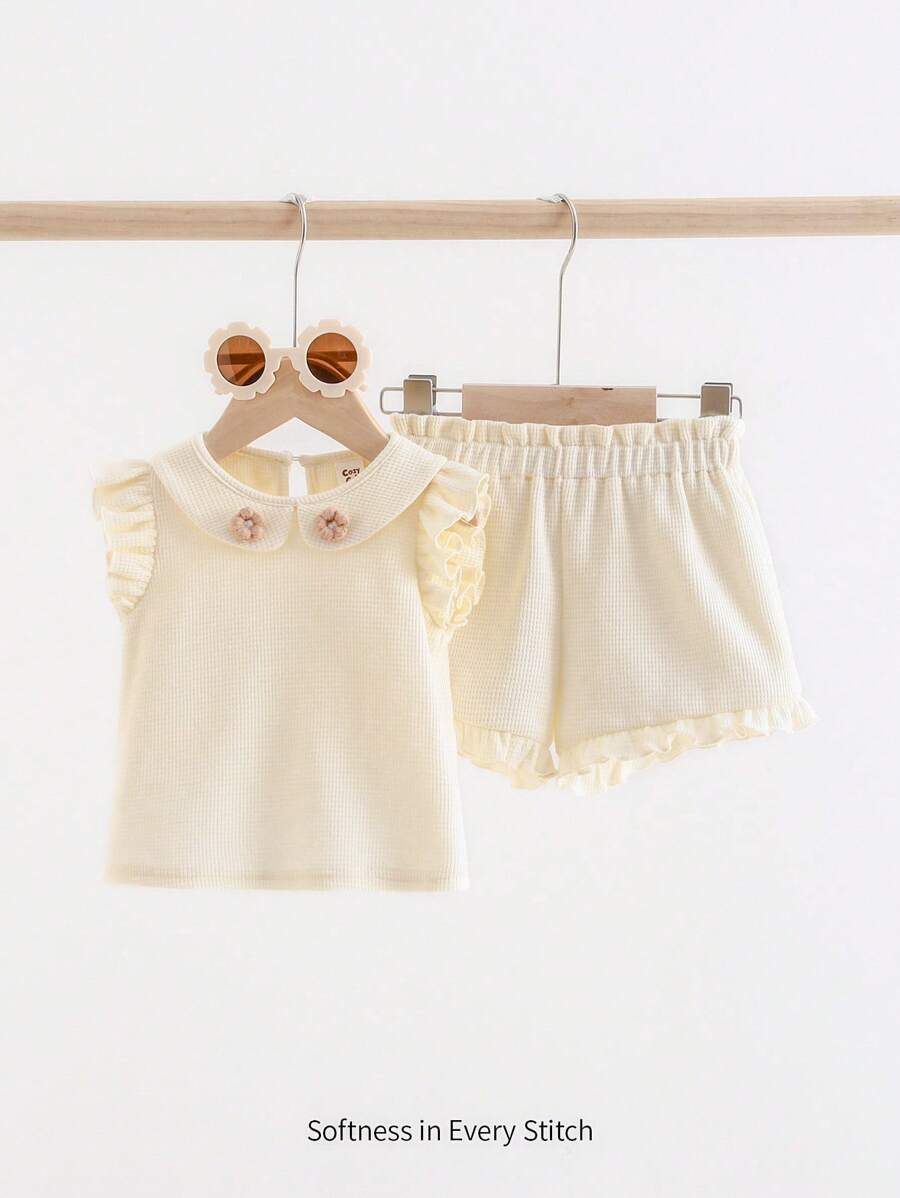 Cozy Pixies 嬰兒女童 彼得潘領短袖上衣和休閒短褲套裝，帶有花朵裝飾 - 杏色 - 查看 1