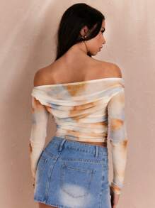 SHEIN BAE Top de manga larga con hombros descubiertos, estampado gráfico y tejido de malla elástica para mujer en otoño - Caqui - Ver 2