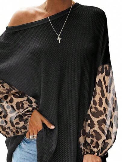SHEIN Essnce Sudadera negra oversize con hombros descubiertos, sudadera con estampado de leopardo y mangas farol, blusa negra para otoño, sudadera negra, ropa de otoño