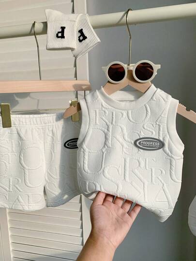 SHEIN Playful Pals 3件套男婴休闲运动镂空字母图案面料上衣和短裤套装，春夏款，含收纳袋（适合外出穿着）