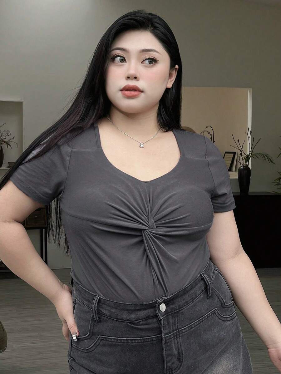 Dazy Petite Plus Áo thun trơn cổ tròn tay ngắn xoắn cỡ lớn cho nữ - Xám - Xem 1