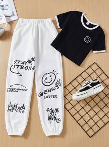 SHEIN 青少女針織純色黑白對比色塗鴉英文微笑臉短袖上衣搭配彈性腰長褲，休閒穿搭 - 黑與白 - 查看 1