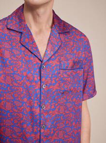 EverLounge طقم بيجامة من ملابس علوية أكمام قصيرة وشورت بطباعة كاملة للرجال - متعدد الألوان - مشاهدة 3