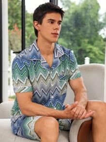 Herren Pyjama Set aus Oberteil mit Zickzack-Muster und Shorts