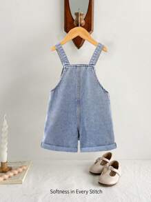 Cozy Pixies Pantalones cortos globales de mezclilla suave y holgados para niñas jóvenes en denim desteñido de verano, con tirantes ajustables, bolsillos con parche y dobladillo enrollado. Sin camiseta, atuendos de ropa de verano para niños