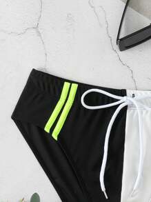 Manfinity Calcinha de banho esportiva masculina com estampa listrada e cintura ajustável com cordão - Preto e Branco - Visão 3