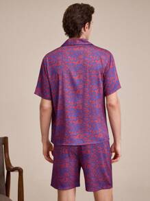 EverLounge طقم بيجامة من ملابس علوية أكمام قصيرة وشورت بطباعة كاملة للرجال - متعدد الألوان - مشاهدة 2