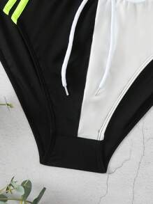 Manfinity Calcinha de banho esportiva masculina com estampa listrada e cintura ajustável com cordão - Preto e Branco - Visão 4