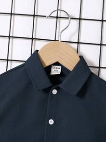 SHEIN Little Byeori 两件套男童纯色 Polo 领开衫短袖上衣和修身裤 - 藏蓝色 - 查看 3
