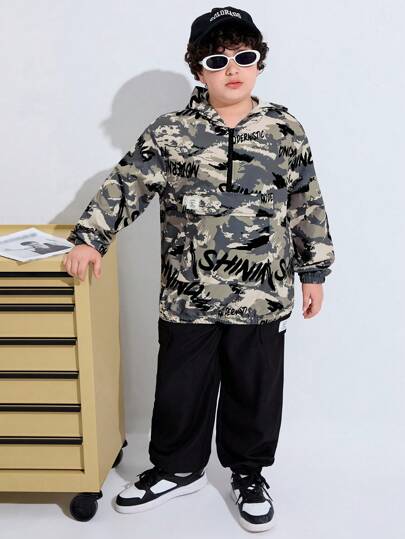 SHEIN 2 chiếc Trẻ em Tween Boys Kích thước mở rộng Áo chui đầu có in hình camo thông thường Áo trễ vai nửa nút và quần bó sát, thích hợp cho giải trí hàng ngày, du lịch và thể thao, tất cả các mùa