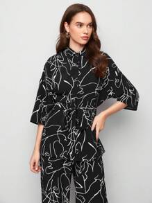 SHEIN Clasi طقم بلوزة بياقة وحزام متصل وطباعة متكررة وبنطلون بقصة رجل واسعة - أبيض وأسود - مشاهدة 5