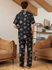 Conjunto de loungewear masculino com estampa de sol e lua, mangas curtas com contraste de cores e calção - Preto - Ver 2