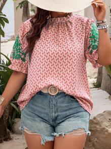 SHEIN Holidaya 隨機印花大尺碼彩塊圓領短袖襯衫，夏季款 - 粉色 - 查看 1