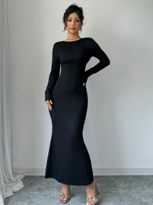 Chiquease 純色修身長袖長裙，背後露出大片空蕩之感