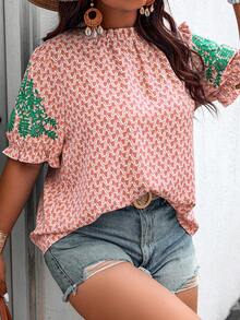 SHEIN Holidaya 隨機印花大尺碼彩塊圓領短袖襯衫，夏季款 - 粉色 - 查看 3