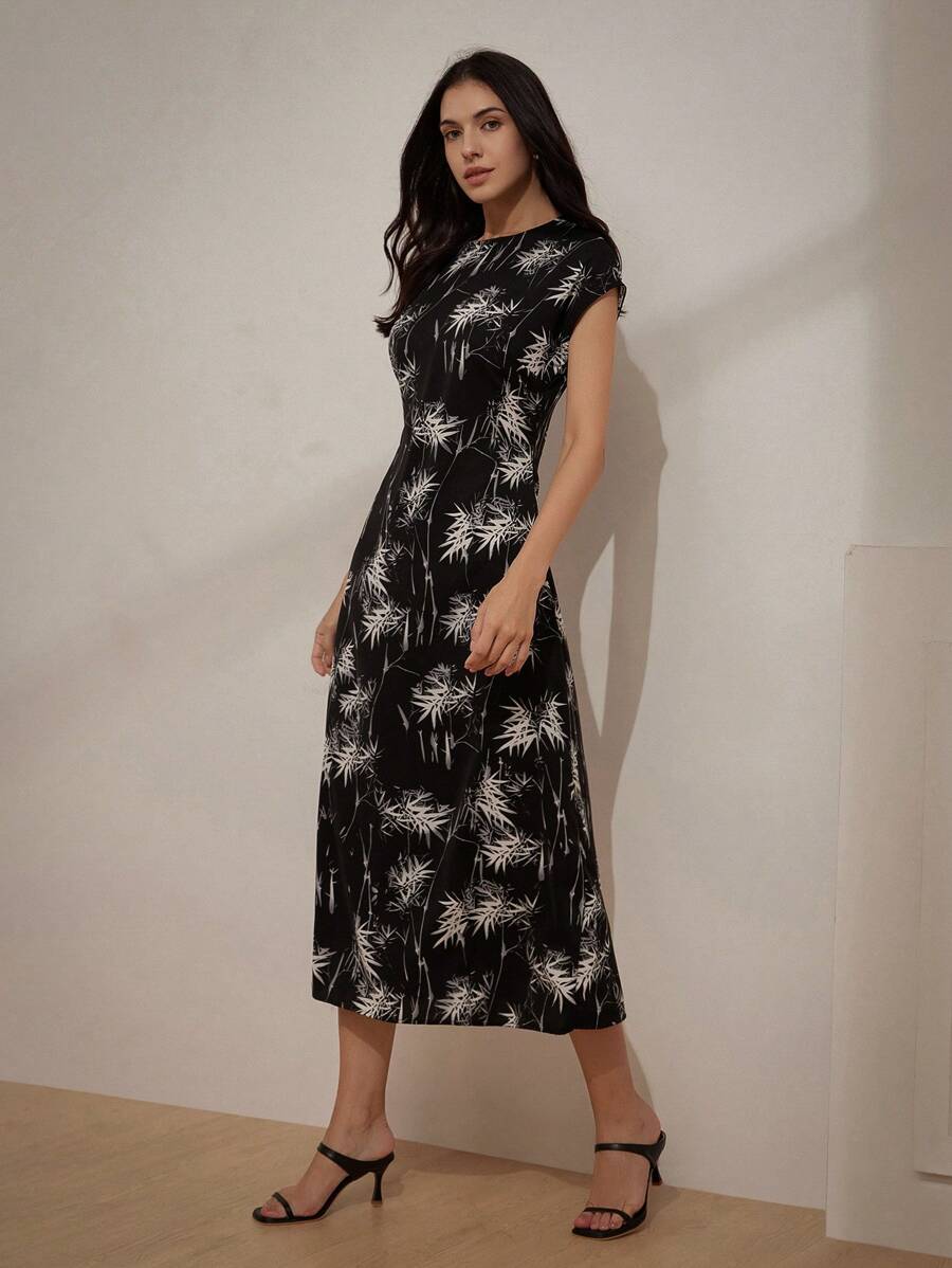 Aveloria Rosie 中国风竹叶印花优雅休闲夏装，配腰带，宽肩带设计和曲线下摆，黑色底色搭配白色花朵，无袖