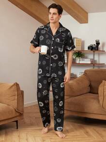 Conjunto de loungewear masculino com estampa de sol e lua, mangas curtas com contraste de cores e calção - Preto - Ver 6