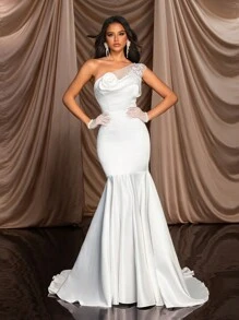 Glamrae Robe de mariée élégante à traîne de poisson en dentelle avec de magnifiques perles de fleurs et un design en dentelle 3D sur l'encolure - Blanc - Voir 2