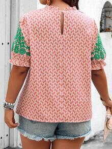 SHEIN Holidaya 隨機印花大尺碼彩塊圓領短袖襯衫，夏季款 - 粉色 - 查看 2