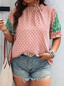 SHEIN Holidaya 隨機印花大尺碼彩塊圓領短袖襯衫，夏季款 - 粉色 - 查看 4