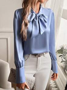Blusa de satén azul claro con cuello de lazo y mangas abullonadas para mujer - Elegante, blusa de seda adecuada para la oficina y ocasiones formales - Celeste - Ver 3