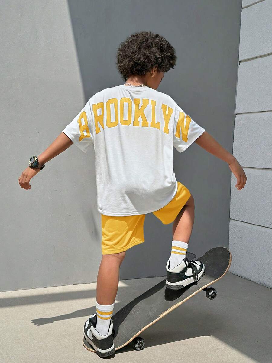 SHEIN Áo thun ngắn tay cổ tròn phong cách đường phố thường ngày dành cho bé trai Tween có in chữ và quần short màu trơn Bộ đồ dệt kim - Màu vàng - Xem 1