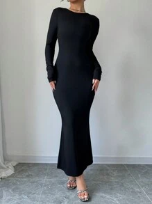 Chiquease 純色修身長袖長裙，背後露出大片空蕩之感
