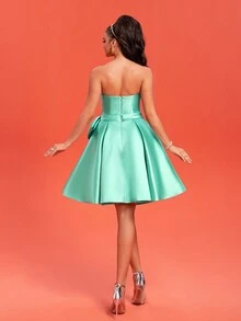 Vestido corto tipo línea A sin tirantes de satén verde dulce con moño para fiesta de cócteles - Verde - Ver 3