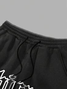 Manfinity Roughcore 男士加大尺寸字母印花慢跑短褲