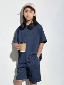 SHEIN 青少年男孩休閒度假風格字母3D壓花印花圓領短袖套頭T卹和針織短褲套裝 - 藏蓝色 - 查看 5