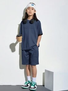 SHEIN 青少年男孩休閒度假風格字母3D壓花印花圓領短袖套頭T卹和針織短褲套裝 - 藏蓝色 - 查看 6