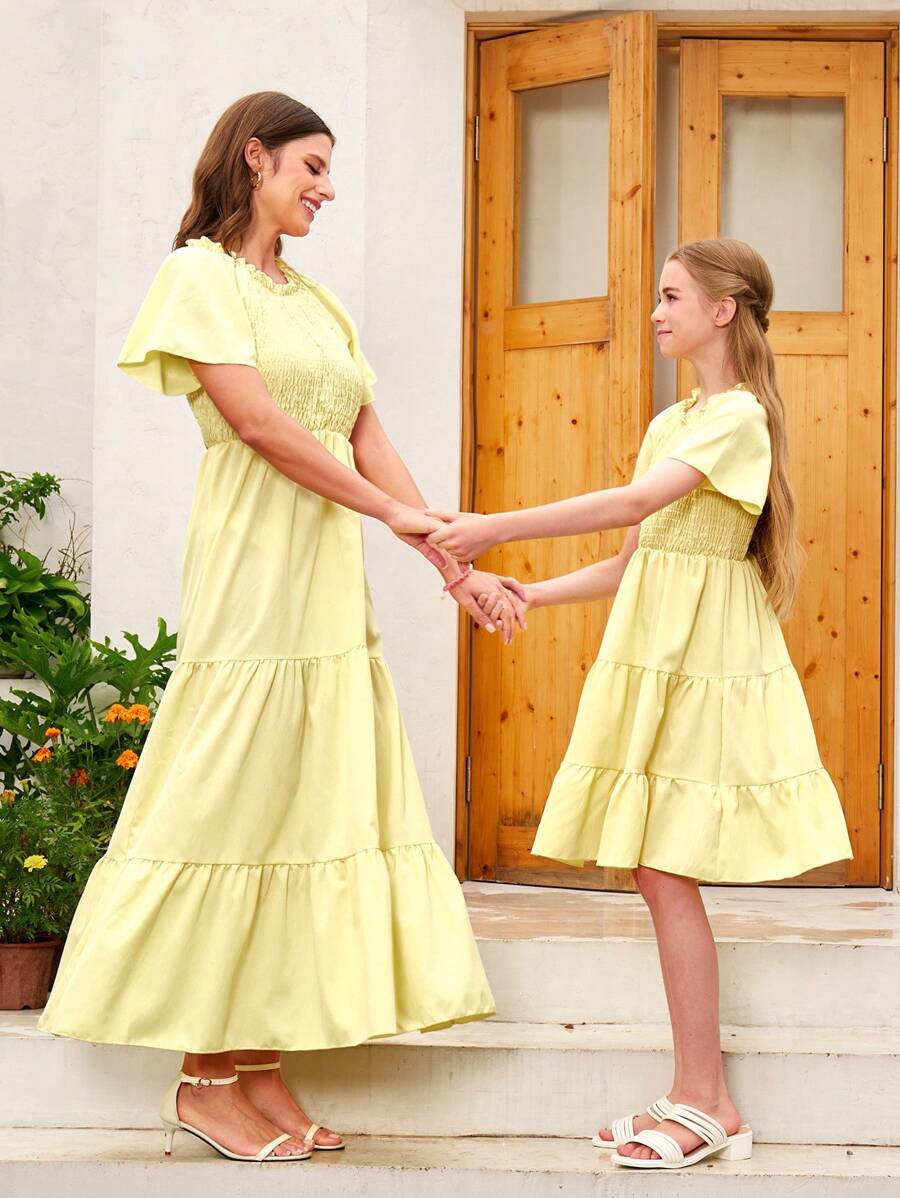 Vestido de línea A con cuello redondo, mangas con volantes y cintura elástica en unicolor tejido, adecuado para salidas y vacaciones de verano para niñas preadolescentes - Mostaza Amarilla - Ver 1