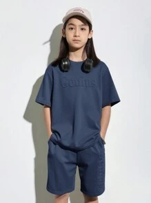 SHEIN 青少年男孩休閒度假風格字母3D壓花印花圓領短袖套頭T卹和針織短褲套裝 - 藏蓝色 - 查看 1