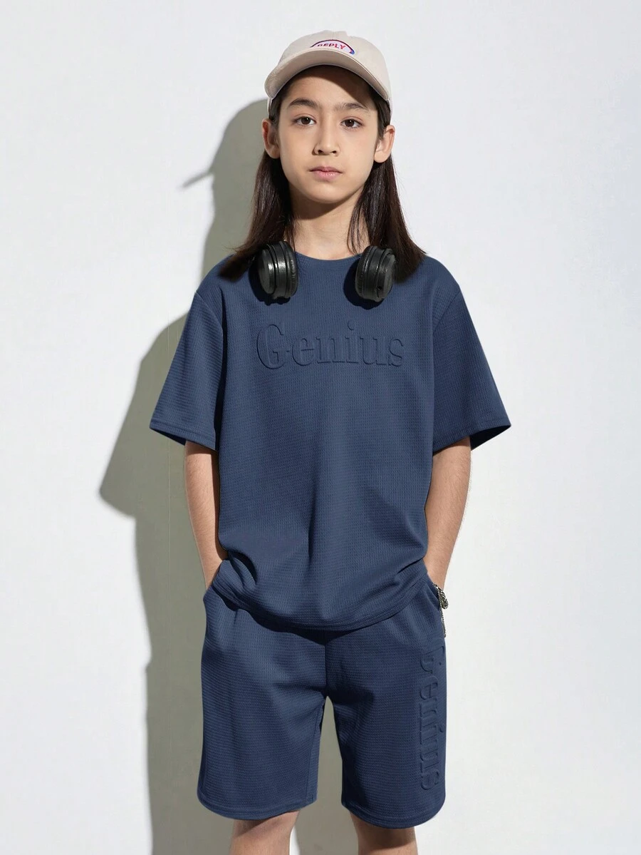 SHEIN 青少年男孩休閒度假風格字母3D壓花印花圓領短袖套頭T卹和針織短褲套裝 - 藏蓝色 - 查看 1