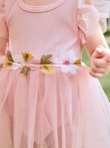 SHEIN Glamorique Kids Vestido de bebé niña rosa claro de verano lindo elegante con bordado de flores, falda de malla, mangas volantes, tejido esponjoso con diadema - Rosa - Ver 4