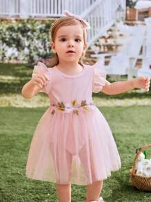 SHEIN Glamorique Kids Vestido de bebé niña rosa claro de verano lindo elegante con bordado de flores, falda de malla, mangas volantes, tejido esponjoso con diadema - Rosa - Ver 1