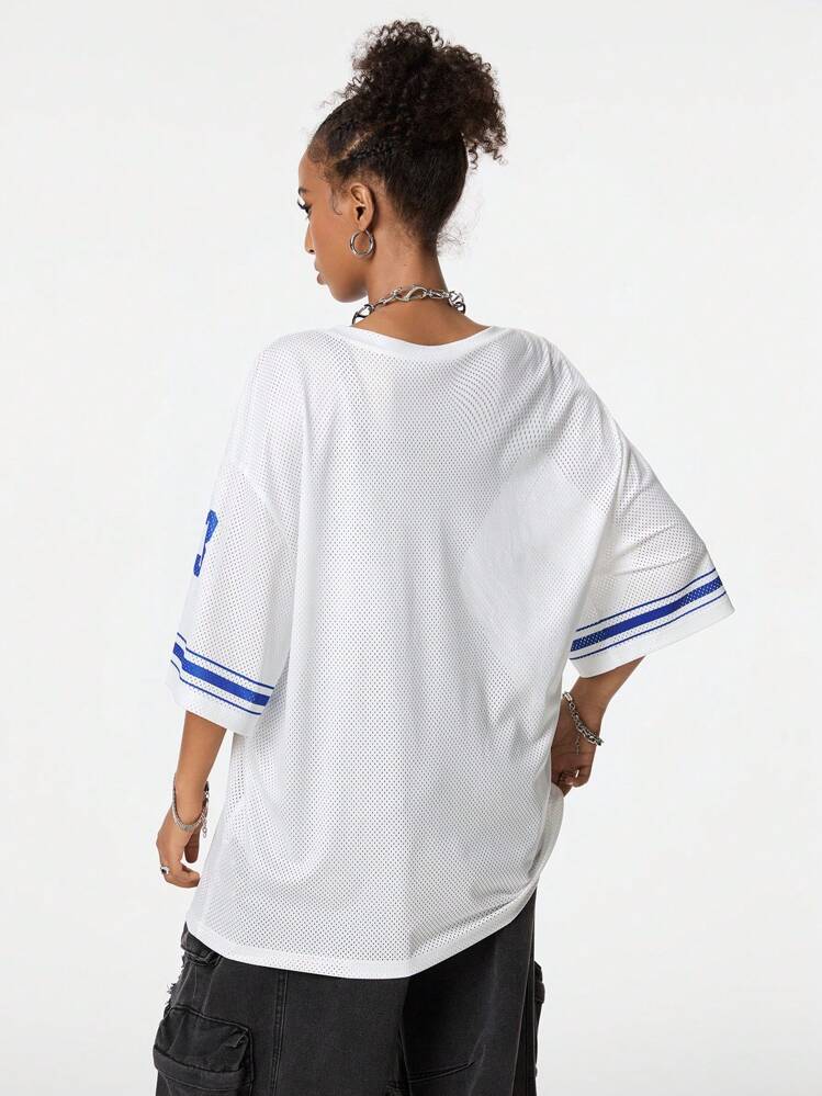 SHEIN EZwear Playera para mujer de verano estilo jersey de fútbol con hombros caídos, cuello en V y estampado de letras - Blanco - Añade 2