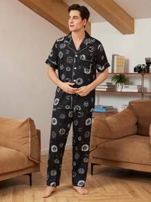 Conjunto de loungewear masculino com estampa de sol e lua, mangas curtas com contraste de cores e calção - Preto - Ver 5