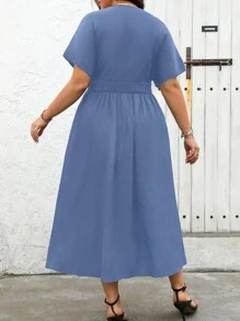 SHEIN Clasi Vestido largo de talla grande con cuello en V, botón decorativo y abertura - Neblina azul - Ver 2