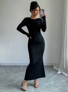 Chiquease 純色修身長袖長裙，背後露出大片空蕩之感